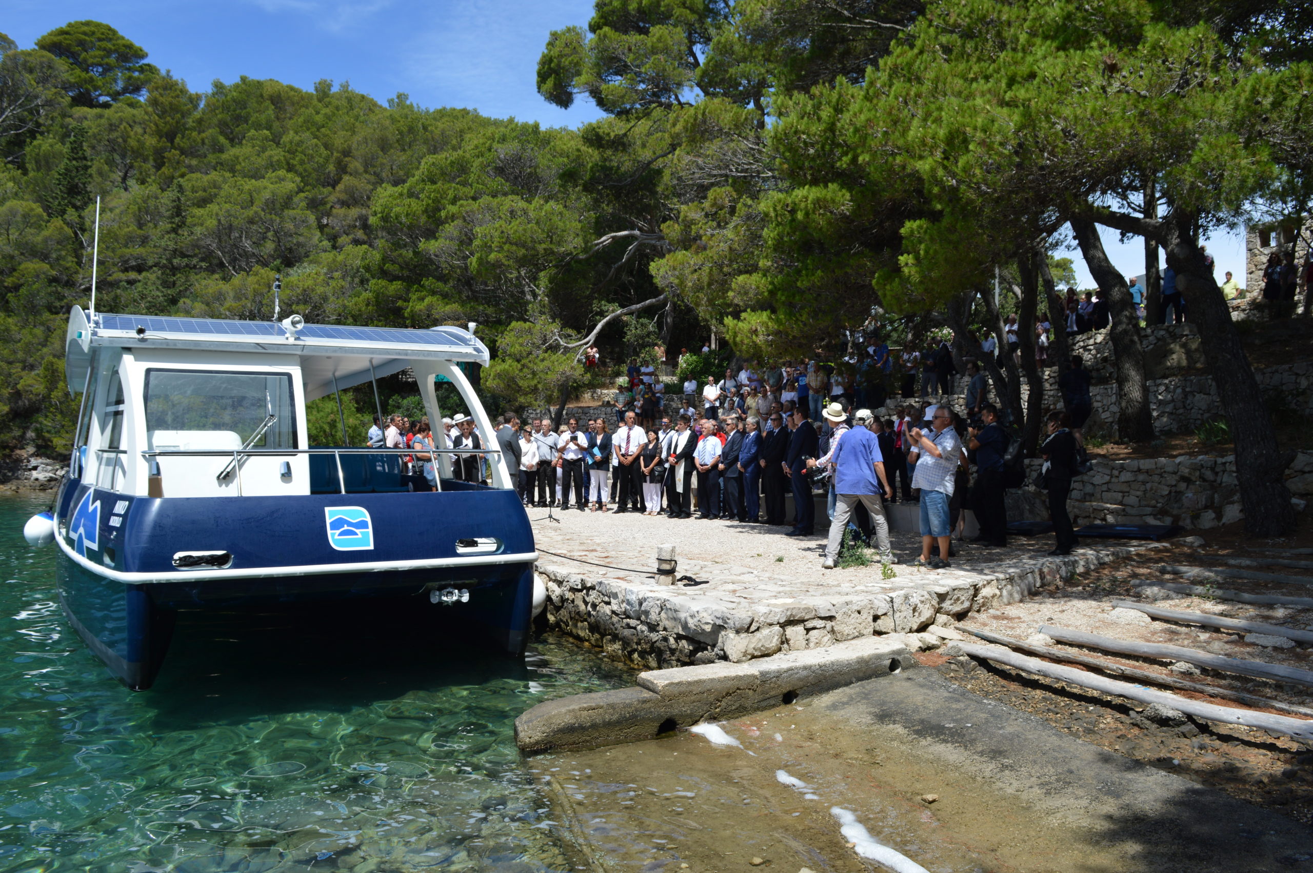 Pročitajte više o članku Puštena u rad vodoopskrbna mreža i predstavljen prvi električni brod u NP Mljet