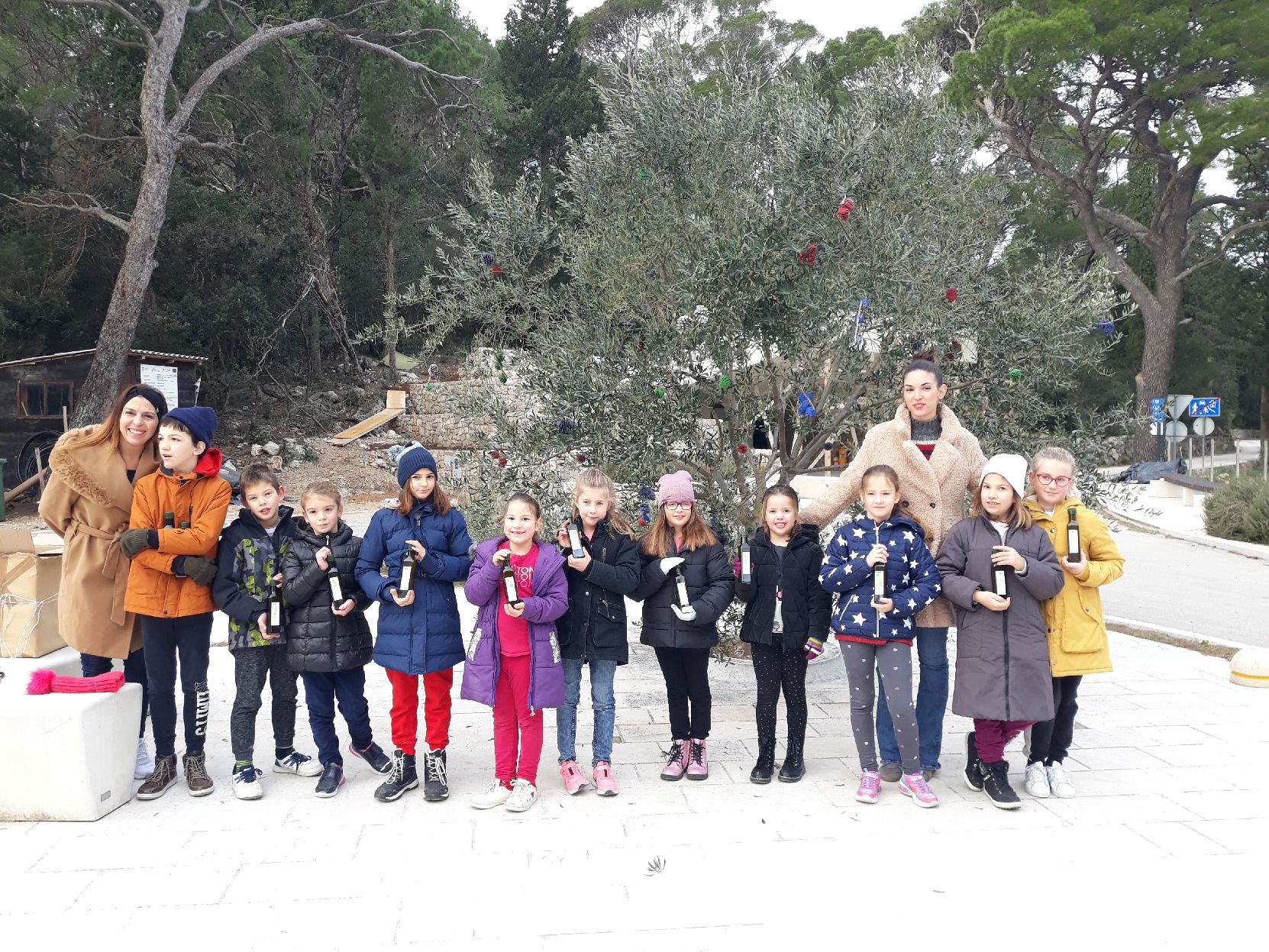 Pročitajte više o članku Učenici PŠ Goveđari okitili maslinu na Velikom jezeru