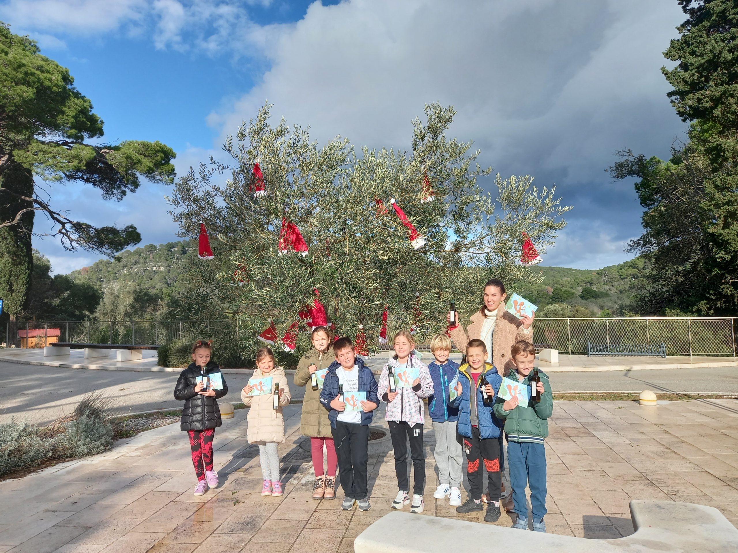 Pročitajte više o članku Učenici PŠ Goveđari okitili maslinu na Velikom jezeru