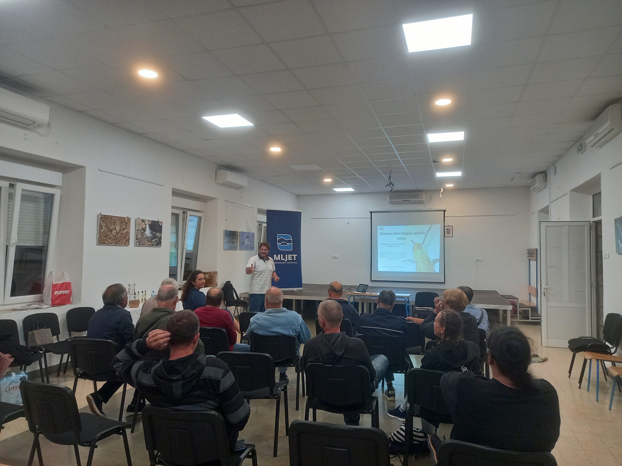 Pročitajte više o članku Održano predavanje “Osnove tehnologije proizvodnje rakija i likera – kako do boljeg proizvoda?”